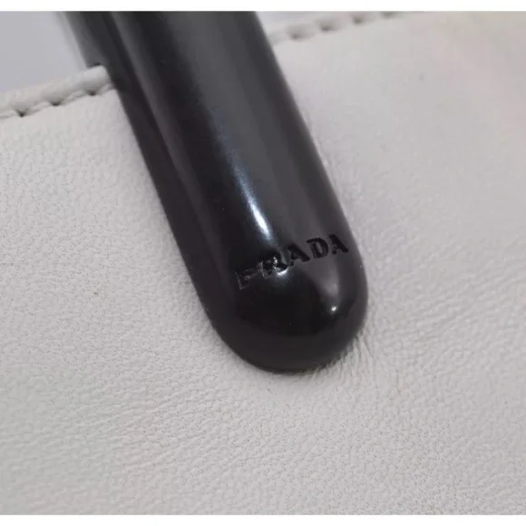 Prada White Tote Bag with Sleek Design - Picture 4 of 12